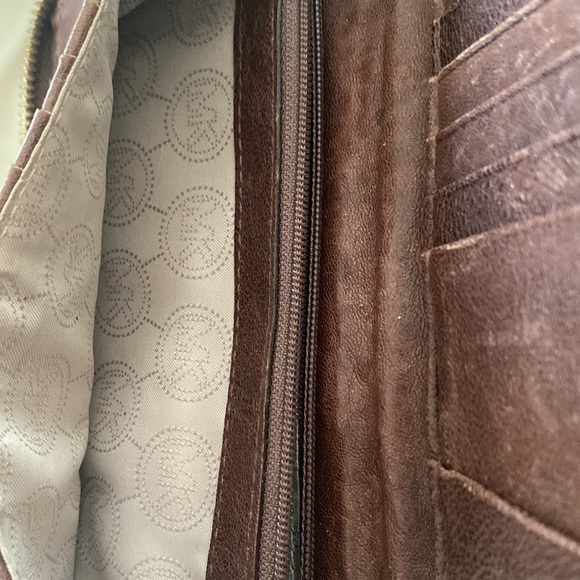 Micheal Kors Zipper Wallet - Picture 3 of 3